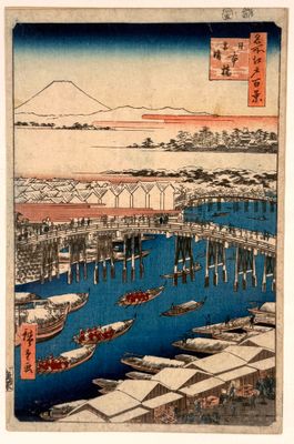 une image représentant un tableau montrant des bateaux dans un port, avec une montagne en arrière-plan
