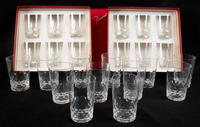 six verres dans une boîte rouge sur fond noir