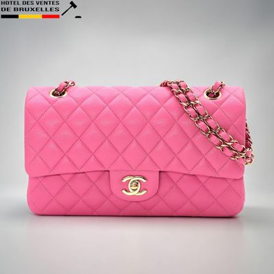 un sac Chanel rose auquel est suspendue une chaîne