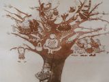 une photo d'une photo d'un arbre avec des hiboux dessus