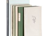 trois livres et un crayon sont empilés les uns sur les autres