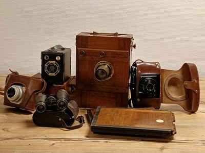 de nombreux appareils photo anciens posés les uns à côté des autres sur une table