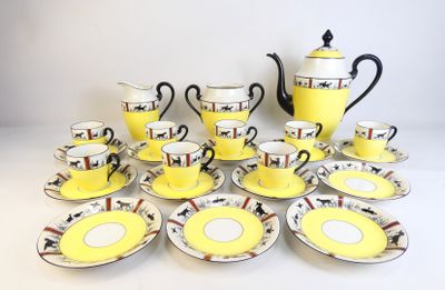 une table sur laquelle se trouvent de nombreuses tasses et soucoupes