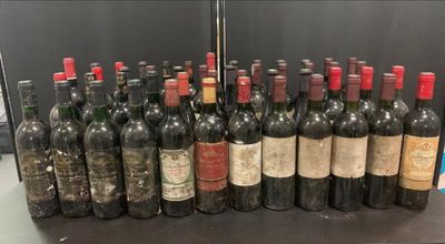 plusieurs bouteilles de vin sont alignées sur une table
