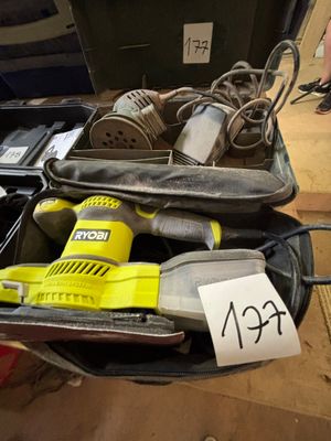 une valise remplie d'outils posée sur une table
