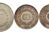trois types de pièces différents sur fond blanc