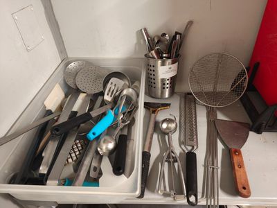 un tiroir rempli d'ustensiles de cuisine et d'accessoires