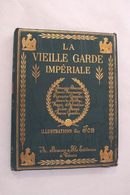 un vieux livre vert orné d'inscriptions dorées, posé sur une surface blanche