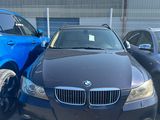 deux voitures garées l'une à côté de l'autre sur un parking
