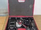 une mallette rouge contenant une radio et d'autres objets