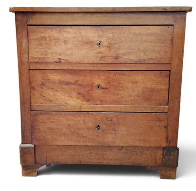une photo d'une commode en bois à trois tiroirs