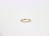une image d'une bague en diamant sur une surface blanche