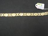 Gros plan sur un bracelet en or portant une étiquette