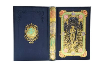 un livre noir orné de dorures et sur lequel figure l'image d'une femme