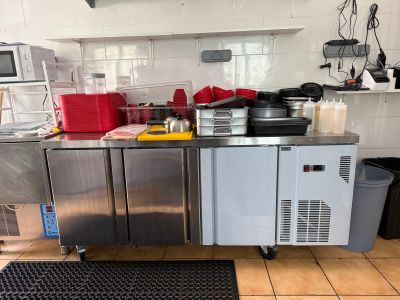 une cuisine équipée de nombreux appareils électroménagers et offrant beaucoup d'espace de plan de travail