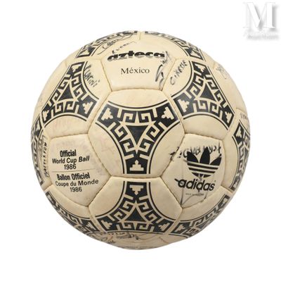 un ballon de football posé sur une surface blanche