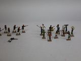 un grand nombre de figurines posées sur une table