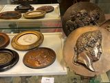 une vitrine remplie de différentes sortes de poteries