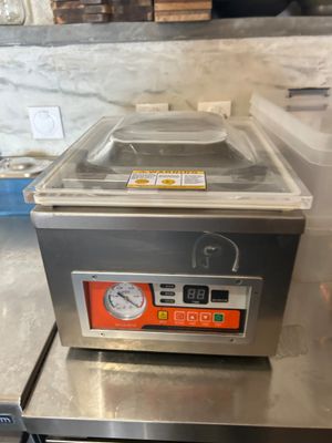 une photo d'un réchauffeur de plats professionnel posé sur un comptoir