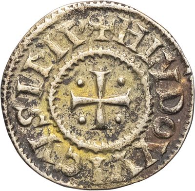 une vieille pièce de monnaie sur laquelle figure une croix, sur fond blanc
