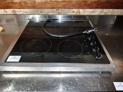 une cuisinière équipée d'un brûleur noir