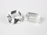 une paire de pierres facettées de topaze blanche sur un fond blanc