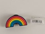 un gros plan d'une broche ornée d'un arc-en-ciel