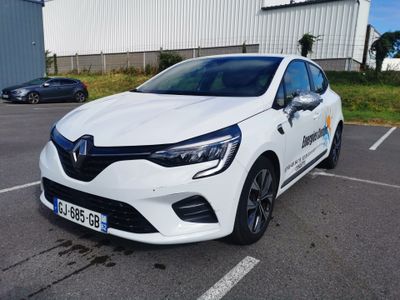 la voiture blanche est garée dans le parking à côté du bâtiment