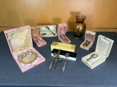 une table sur laquelle sont posés différents objets