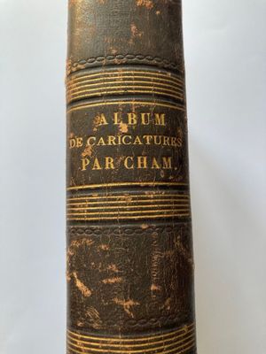 gros plan d'un livre sur une table à fond blanc