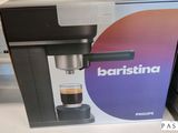 une boîte contenant une machine à café, posée sur une table