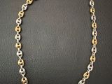 un collier à chaîne en or et en argent muni d'un fermoir