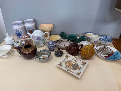plusieurs types de poteries différentes sur une table