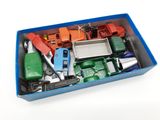 une boîte bleue remplie d'une sélection de petits véhicules-jouets