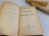 un livre ouvert posé sur une table à côté d'une pile de livres