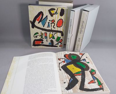 un livre sur lequel figure l'image d'un homme et un livre ouvert sur lequel figure l'image d'un homme