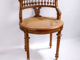 une chaise en osier avec une assise en bois sur fond blanc