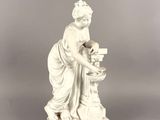 statue d'une femme tenant un panier de fleurs, posée sur un socle
