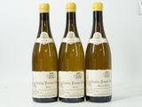 trois bouteilles de vin posées l'une à côté de l'autre sur une table