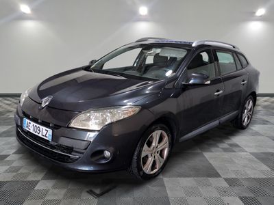 la photo d'une voiture de couleur sombre garée dans un garage