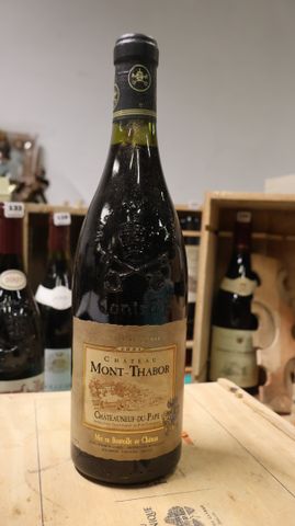 Une bouteille Châteauneuf du pape Mont Thabor de 2001, Vallée du ...