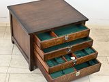 une petite table en bois avec trois tiroirs