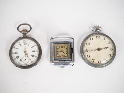 Trois types d'horloges différents sont représentés sur un fond blanc