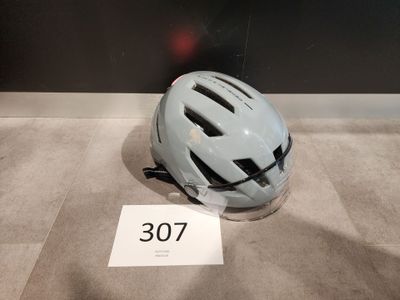 un casque posé par terre à côté d'un panneau