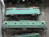 trois trains verts empilés les uns sur les autres dans une boîte