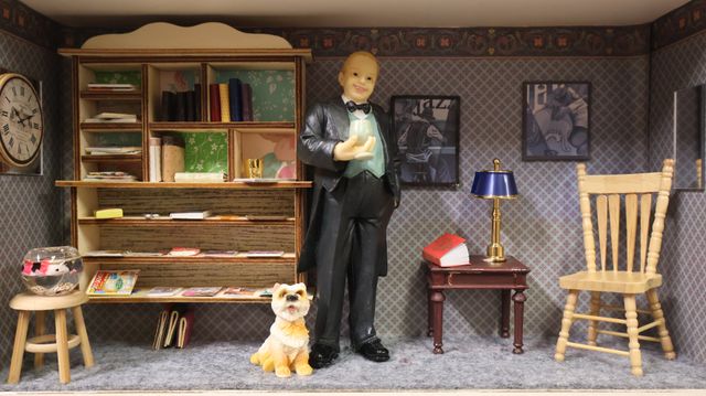 Diorama. Composition miniature, dans une vitrine en bois, vitre e...