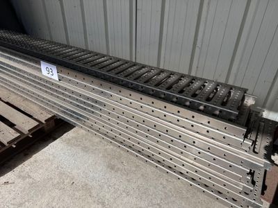 une grille métallique posée sur une palette