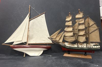 deux maquettes de bateaux exposées sur une table