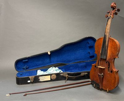 un violon et un étui à violon sur fond gris