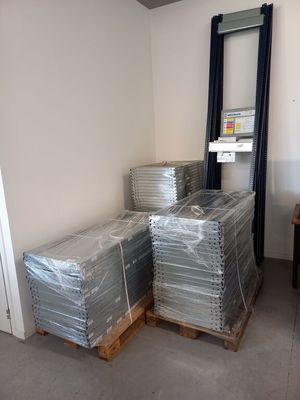une pile de palettes posée au milieu d'une pièce